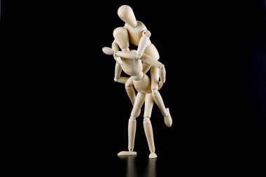 Etkileşim siyah arka planda izole manken bebek