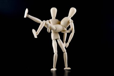 Etkileşim siyah arka planda izole manken bebek