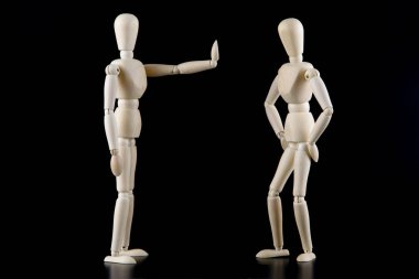 Etkileşim siyah arka planda izole manken bebek