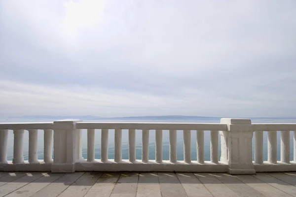 Sentiero sul lungomare vicino al Mar Mediterraneo, recinzione in cemento - off — Foto Stock