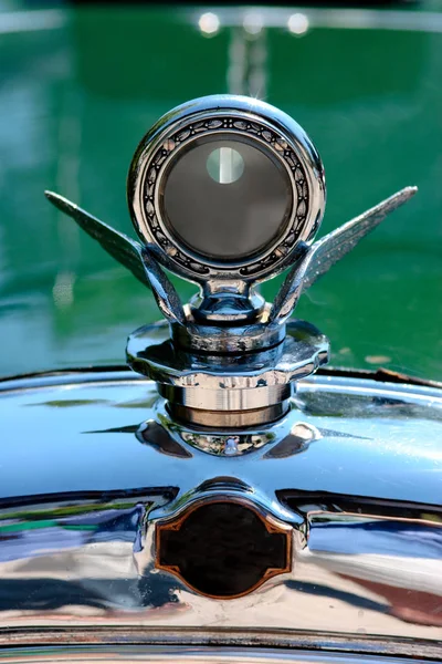 Close-up van vintage auto. Tentoonstelling buiten — Stockfoto