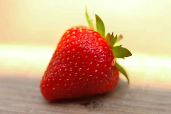 Frische Erdbeeren bei Tageslicht fotografiert — Stockfoto