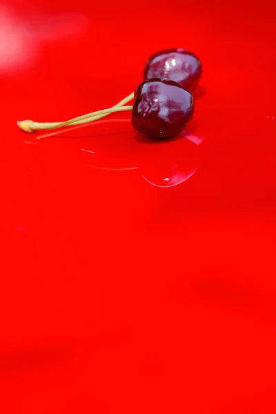 Zbliżenie świeżych jagód wiśniowych sfotografowanych w świetle dziennym — Zdjęcie stockowe
