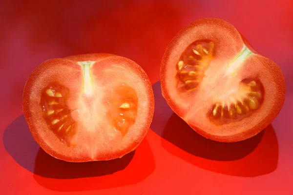 Close up of fresh picked tomato photographed in daylight conditi — Stock Photo, Image