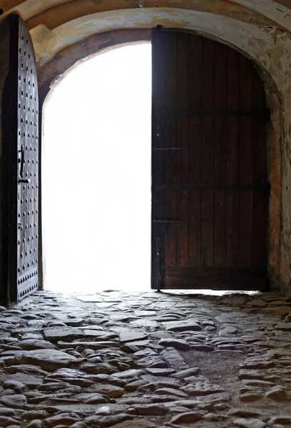 Puerta de entrada y pasillo de un antiguo castillo medieval europeo —  Fotos de Stock