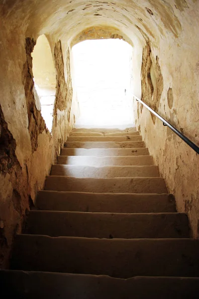 Escaleras dentro del viejo castillo europeo — Foto de Stock