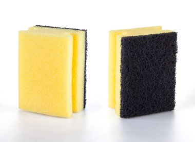 Mutfak süngerleri stüdyo çekim - beyaz izole