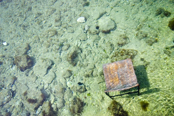 海の下の迷子の椅子 — ストック写真