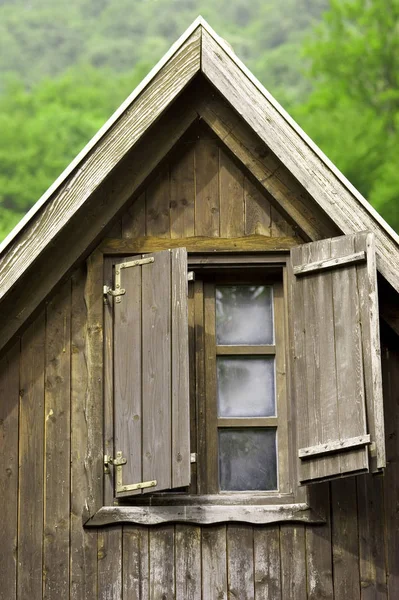 Vecchio tetto cottage in legno e finestra — Foto Stock