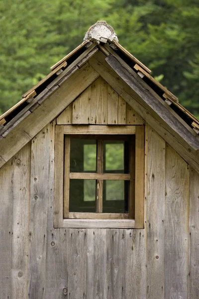 Vecchio tetto cottage in legno e finestra — Foto Stock