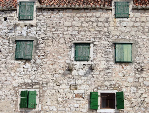 Facciata della vecchia casa tradizionale mediterranea in pietra — Foto Stock