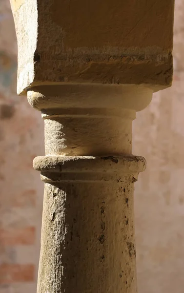 Detalle de una antigua columna medieval —  Fotos de Stock