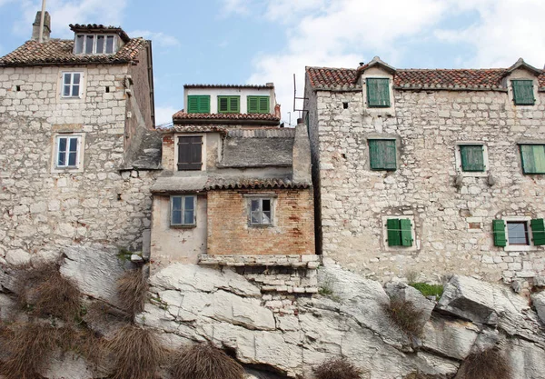 Vecchie case tradizionali in pietra mediterranea — Foto Stock