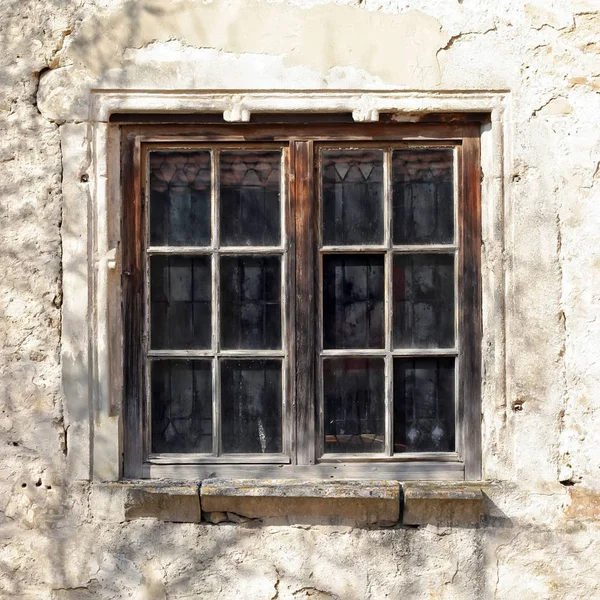 Středověké okno ve staré zřícené budově — Stock fotografie