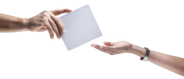 Руки держат, доставляют чистый лист бумаги
