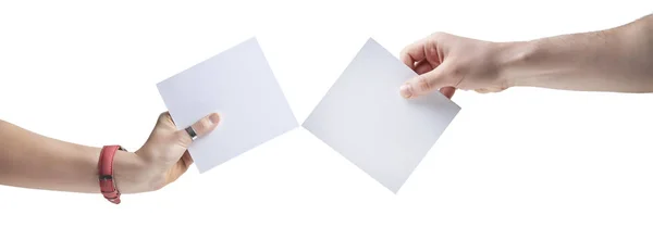 Trzymanie Rąk Dostarczanie Pustego Kawałka Papieru — Zdjęcie stockowe