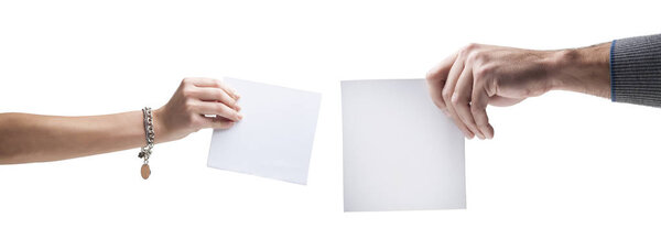 Руки держат, доставляют чистый лист бумаги
