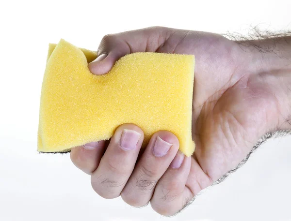 Mano masculina sosteniendo la esponja de lavado plato amarillo — Foto de Stock
