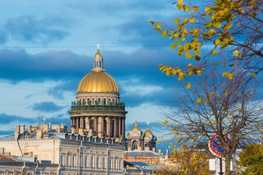 Saint Petersburg, Rusya, 2019: St. Isaac Katedrali ve sonbahar ağaçları.