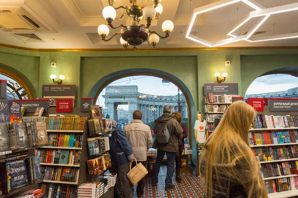 Saint Petersburg, Rusya - 20 Eylül 2019: Nevsky Prospect 'te ünlü bir kitapçı olan Dom Knigi' nin iç mekanı..