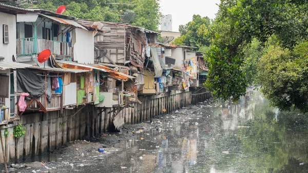 Bangkok, Tayland: Khlong Toei İlçesinde çamur ve plastik çöplerle dolu pis kokulu bir kanal (Khlong Toei) boyunca gecekondu mahalleleri.