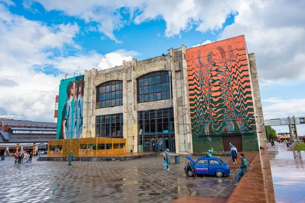 St. Petersburg, Rusya - 15 Ağustos 2019: Sevkabel Limanı Sevcable Limanı 'nın merkezi binası. Burası eski bir kablo atölyesi, diğer fabrika binalarıyla birlikte, kamusal alan konut etkinliklerine ve lokantalara dönüştü..