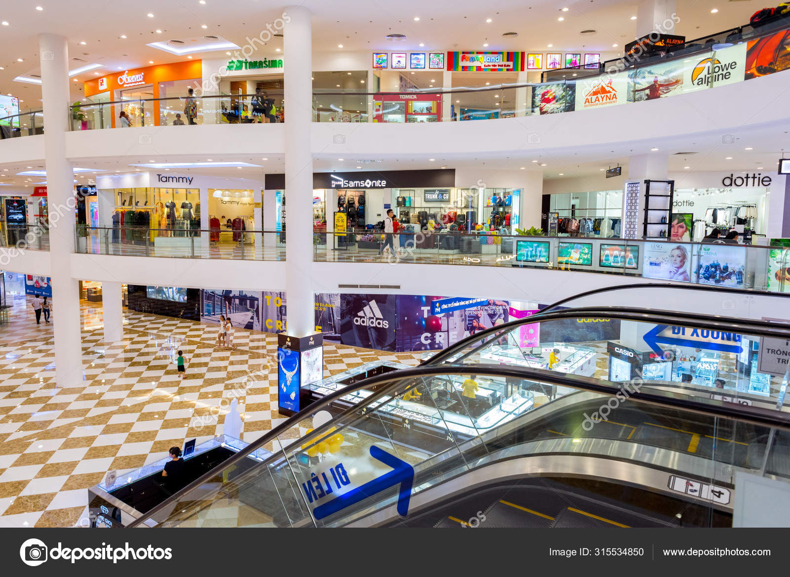 Nang Vietnam May 2018 Moving Staircase Three Floors Occupied