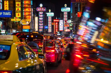 Bangkok - 13 Haziran 2019: Yaowarat Yolu, gece, renkli neon levhaları ve sokak trafiği bir arabanın camında bulanık bir yansıma ile. Yaowarat, Çin Mahallesi 'nin gece hayatının özüdür.