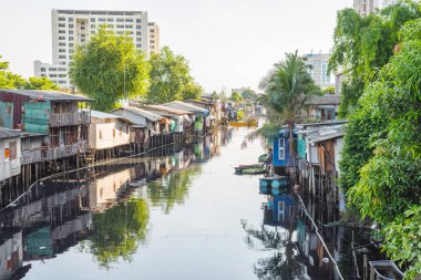 Bangkok, Tayland - 12 Temmuz 2019: Lak Si 'deki Chulabhorn Hastanesi' nin yakınındaki Prem Prachakon Khlong yakınlarındaki evleri. Kanal 1870 yılında inşa edildi ve Bangkok ile Ayutthaya 'yı birbirine bağlıyor..