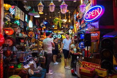 Bangkok, Tayland - 21 Temmuz 2019: Srinakarin 'deki Tren Gece Pazarı' nda (Talad Rot Fai Srinakarin).