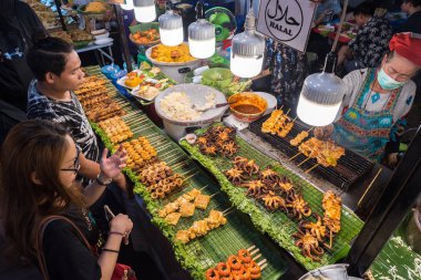 Bangkok, Tayland - 28 Temmuz 2019: Asiatique 'de ızgara deniz mahsulleri olan bir tezgah..