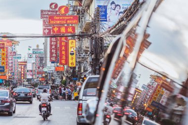 Bangkok, Tayland - 2 Haziran 2019 Yaowarat Yolu Çince yazılmış kocaman renkli panolarla ve bir arabanın camındaki yansımayla. Çin Mahallesi 'nin ana caddesi, şehrin turistik merkezi.