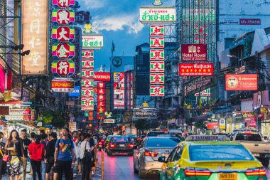 Bangkok, Tayland - 5 Haziran 2019 Çin tabelalı Yaowarat Yolu, sokak trafiği ve kalabalık. Çin Mahallesi 'nin merkez caddesi, şehrin en iyi turistik yerlerinden biri..