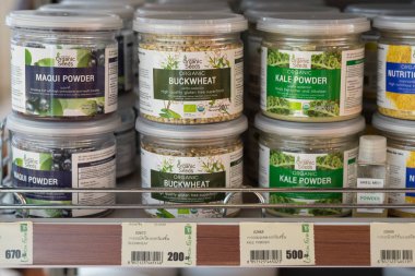 Bangkok, Tayland - 20 Mayıs 2019: Karabuğday taneleri (200 baht veya 6.3 dolar) ve limon çiftliği organik marketinde maqui ve lahana tozları ile birlikte MegaBangna Alışveriş Merkezi 'nde.