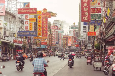Bangkok, Tayland - 5 Haziran 2019: Çin Mahallesi, Yaowarat Yolu 'nun ana caddesi, akşamları, büyük panolarında Çince yazılıdır. Çin Mahallesi Bangkok 'un en önemli turistik yerlerinden biridir..