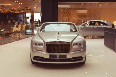 Bangkok, Tayland - 8 Haziran 2019: Iconsiam Alışveriş Merkezi 'nde Rolls-Royce Motorlu Araçlar Bangkok' un özel vitrininde gümüş bir Rolls-Royce Dawn. Gösterilen fiyat 34.9 milyon Tayland bahtı..