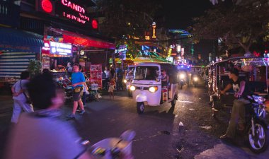 Phnom Penh, Kamboçya - 6 Şubat 2019: Gece Caddesi 136 'da (Oknha In Caddesi) gece hayatı kuruluşları ile bir rötuk-tuk gezisi.