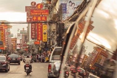 Bangkok, Tayland - 2 Haziran 2019: Akşam Çin Mahallesi, Yaowarat Yolu 'nun ana atardamarı, büyük panoları Çince yazılmış ve park halindeki bir arabanın camına yansıtılmış..
