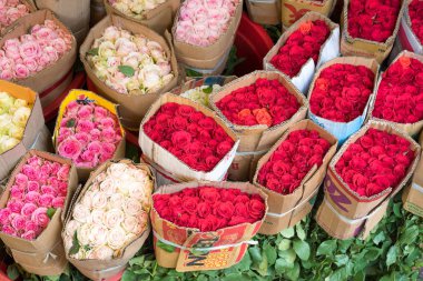 Ho Chi Minh Şehri, Vietnam - 12 Nisan 2019: Ho Thi Ky Çiçek Pazarı 'nda kartonda paketlenmiş kırmızı ve pembe güller.