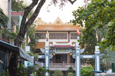 Da Nang, Vietnam - 25 Mart 2019: Budist tapınağı Chua Phap Lam 'ın cephesi.