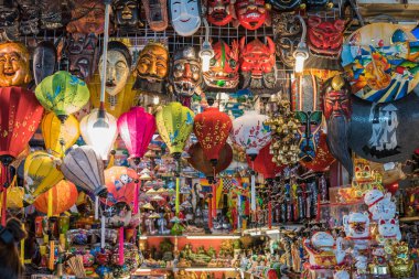 Ho Chi Minh City, Vietnam - 8 Nisan 2019: Ben Thanh Market 'teki bir dükkanda maskeler, fenerler ve diğer hediyelik eşyalar. Ben Thanh Market turistler arasında popüler bir alışveriş merkezidir..