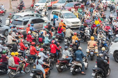 Ho Chi Minh Şehri, Vietnam - 09 Nisan 2019: motosikletli ve arabalı trafik sıkışıklığı.