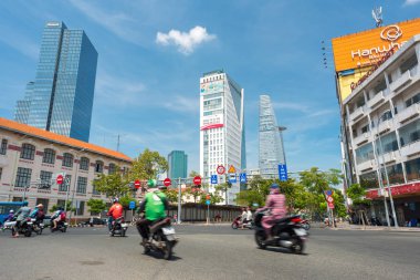 Ho Chi Minh Şehri, Vietnam - 13 Nisan 2019: Şehir merkezi (Ham Nghi Caddesi) ve Saigon Merkezi, Saigon Times Meydanı, Havana Kulesi ve Bitexco Finans Kulesi de dahil olmak üzere yüksek binaları.