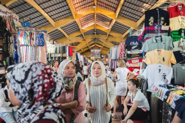 Ho Chi Minh Şehri, Vietnam - 8 Nisan 2019: Ben Thanh pazarında tesettürlü genç kadınlar.