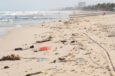 Da Nang City plajı, Vietnam, fırtınadan sonra, çöplerle kaplandı. Burası Pasifik Okyanusunun Güney Çin Denizi..