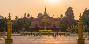 Phnom Penh, Kamboçya - 4 Şubat 2019: Günbatımında Ulusal Kamboçya Müzesi. Burası şehrin en önemli turistik yerlerinden biri..