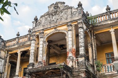 Kamboçya 'daki Phnom Penh şehir merkezinde, sömürge döneminden kalma yarı yıkık bir bina olan Villa Bodega' nın (1910-1920) ikinci katında. Şubat 2019.