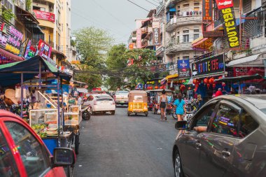 Phnom Penh, Kamboçya - 17 Ocak 2019: Sokak 136 (Oknha In St.) hostes barları, sokak yemekleri ve batan güneşin ışığında çeşitli sakinleriyle birlikte. Şehrin ünlü gece hayatı bölgesi..