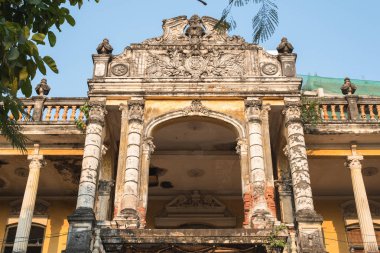 Kamboçya 'daki Phnom Penh şehir merkezinde, sömürge döneminden kalma yarı yıkık bir bina olan Villa Bodega' nın (1910-1920) ikinci katında. Şubat 2019.