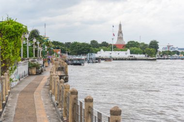 Bangkok, Tayland - 29 Ağustos 2019: Chao Phraya Nehri, Wichai Prasit (Wichaiprasit) Kalesi ve Wat Arun Nehri boyunca nehir kenarı geçidi.